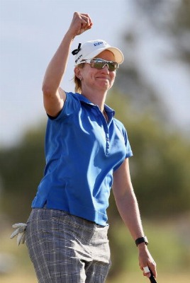 Holing final putt to win J Golf Phoenix LPGA Int'l